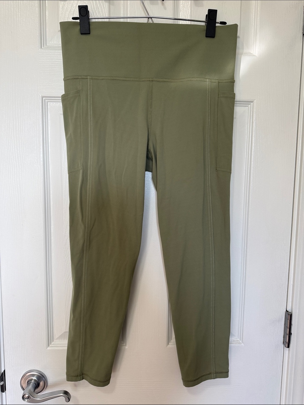 Athleta Salutation Stash 7/8 tight Sz Large Light green